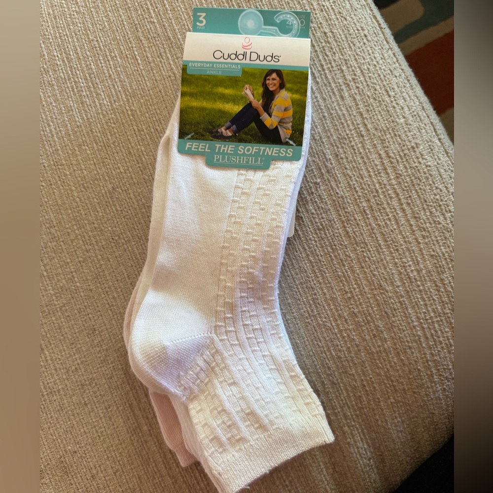 NWT Cuddl Duds White Plushfill Socks